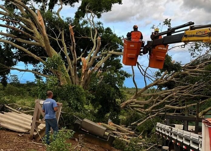 Prefeitura atua para reparar danos causados por tempestade em Marataízes 