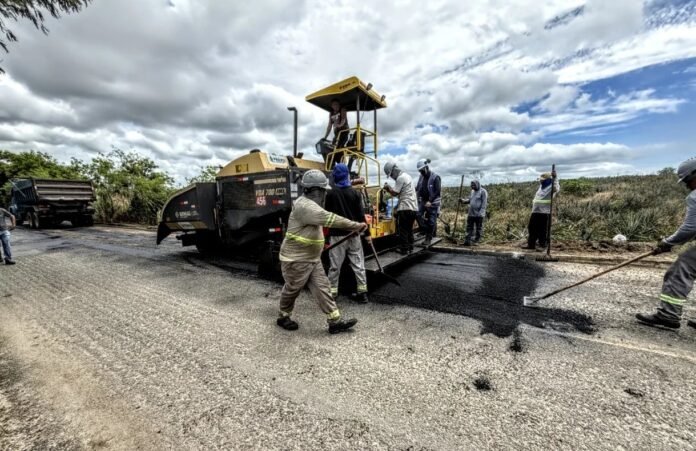 Prefeitura recupera estrada em parceria com Governo do Estado 